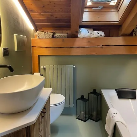 Alpinest Cozy Attic In The Heart Of Lägenhet Bormio